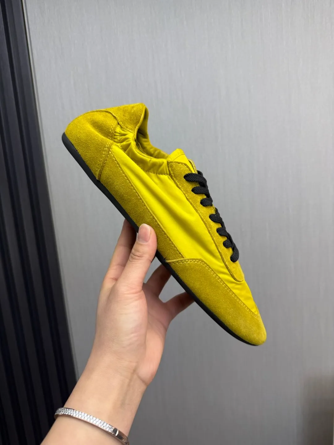 Men's Shoes💰500💰Men's PRADA 2025 Early Spring Collapse New Sports Shoes Moral Training Shoes Collapse's name comes from the fact that it can be easily put on and taken off with bare hands ~ The light and comfortable features create a more relaxed and casual look, and the side elastic design can be worn twice! Super comfortable catwalk sneakers, as thin and light as ballet slippers, as comfortable as sneakers, comfortable and super light on the feet. Fabric: frosted cowhide leather spliced ​​with nylon cloth, cowhide foot pads, men's size 38-45